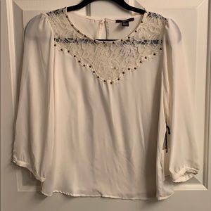 🌸Cream and lace blouse embellished with grommets.